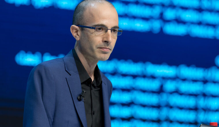 Yuval Noah Harari: “Mensen zijn nu hackbare dieren door onderhuidse surveillance”