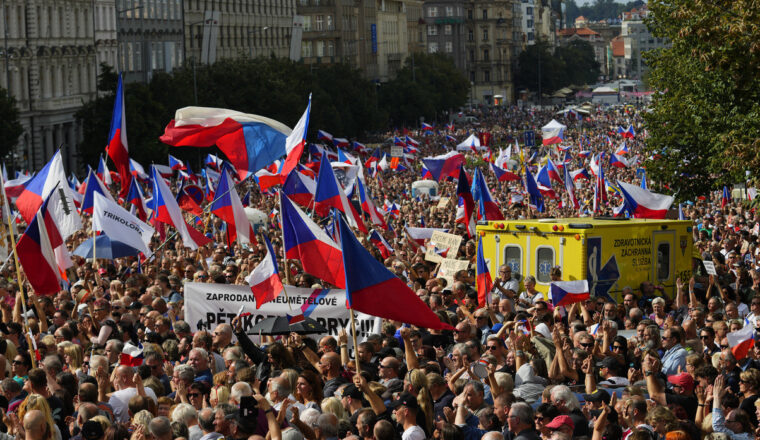 Tsjechen demonstreren massaal tegen regering: “Jullie vernietigen onze economie” (video’s)