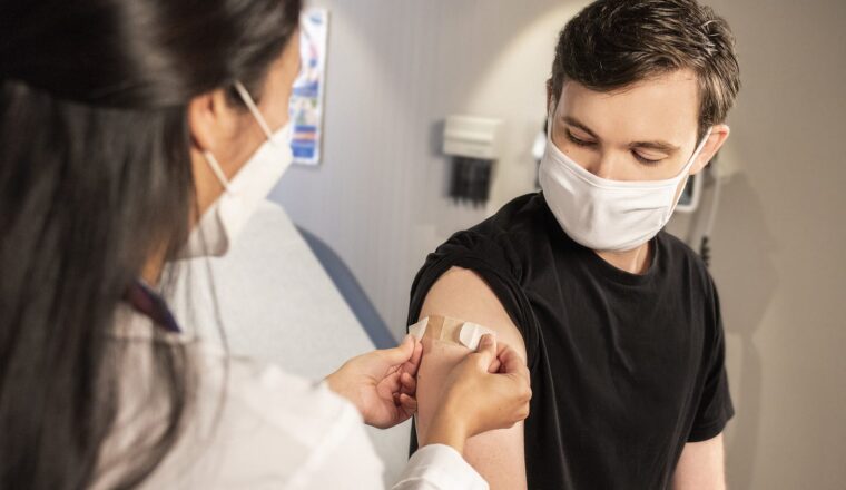 RIVM: Vier op de vijf coronapatiënten is gevaccineerd en ruim helft kreeg booster (Daniël van der Tuin)