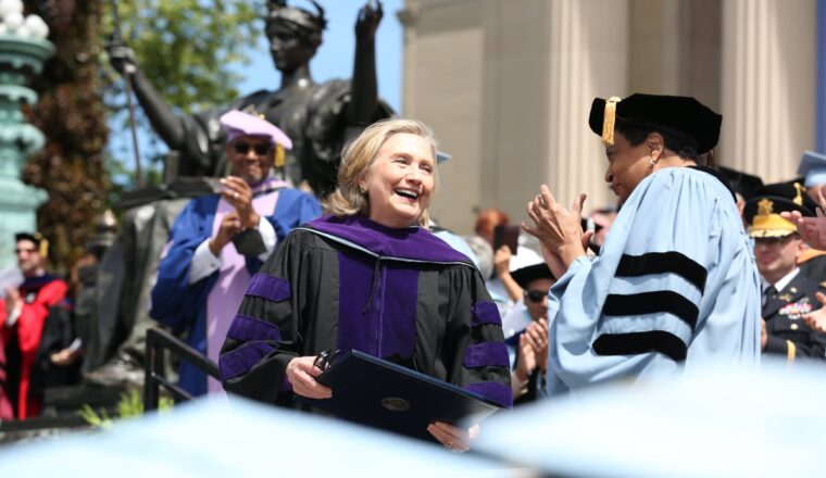 Hillary Clinton krijgt nieuwe baan aan universiteit waar ze ‘volgende generatie beleidsleiders’ zal opleiden
