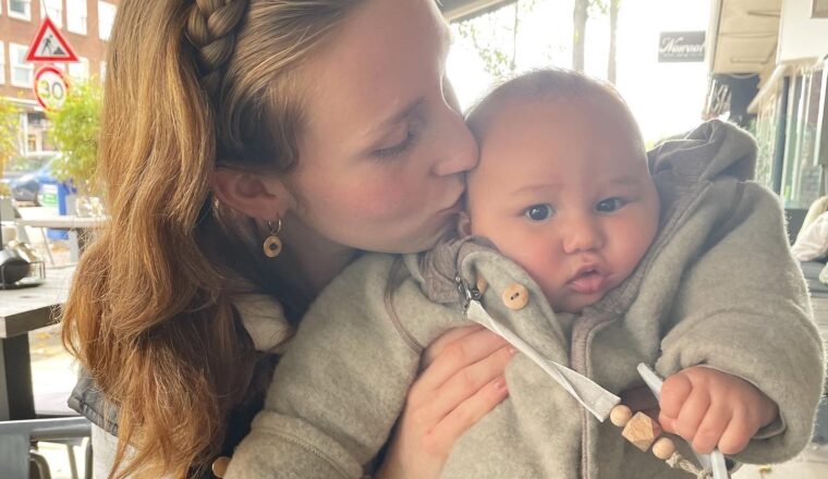 Claudia (25) staat met haar baby op straat: ‘Volgens de Nederlandse staat heb ik geen kind’