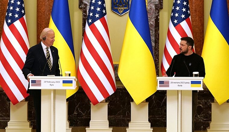 Biden duikt onverwachts op in Oekraïne, maar geeft ‘ramp’ in Ohio geen aandacht