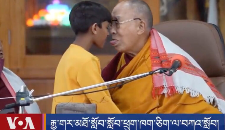 (Niet)Verrassend: Mainstream-verslaggever verdedigt Dalai Lama die kind vroeg op zijn tong te zuigen