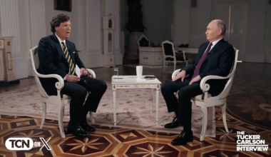 Tucker Carlson in gesprek met president Poetin – Een samenvatting door Café Weltschmerz